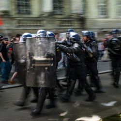 Agentes de la policía antidisturbios de la CRS cargan para dispersar a los manifestantes durante una manifestación en Nantes, oeste de Francia. | Foto:LOIC VENANCE / AFP