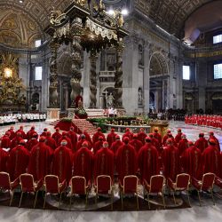 Cardenales asisten a una misa en la basílica de San Pedro en el Vaticano. | Foto:Tiziana Fabi / AFP
