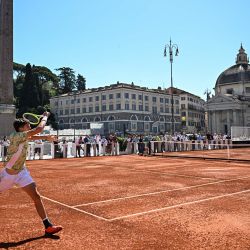 El italiano Lorenzo Sciahbasi devuelve la pelota al italiano Alberto Bronzetti en una cancha de tenis instalada en la Piazza del Popolo de Roma. | Foto:GABRIEL BOUYS / AFP