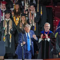 El presidente de Estados Unidos, Donald Trump, baila tras pronunciar el discurso de graduación en la Universidad de Alabama en Tuscaloosa, Alabama. | Foto:Elijah Nouvelage / AFP