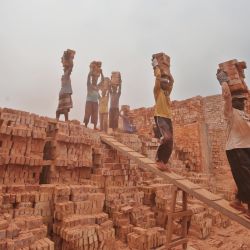 Imagen de personas trabajando en una fábrica de ladrillos, en Dhaka, Bangladesh. | Foto:Xinhua/Habibur Rahman