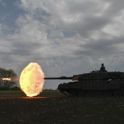 Una tripulación de un tanque ucraniano de la 33.ª Brigada Mecanizada Independiente dispara un proyectil desde un tanque Leopard 2A4 durante un ejercicio de entrenamiento de campo en un lugar no revelado de Ucrania, durante la invasión rusa de Ucrania. | Foto:GENYA SAVILOV / AFP