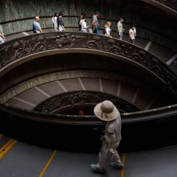 Visitantes descienden por la Escalera de Bramante durante una visita de prensa en el Vaticano. | Foto:DIMITAR DILKOFF / AFP