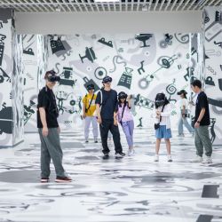 Visitantes participan en la experiencia de realidad virtual de artefactos digitales "Odisea de la Era del Bronce", en Wuhan, en la provincia de Hubei, en el centro de China. | Foto:Xinhua/Wu Zhizun