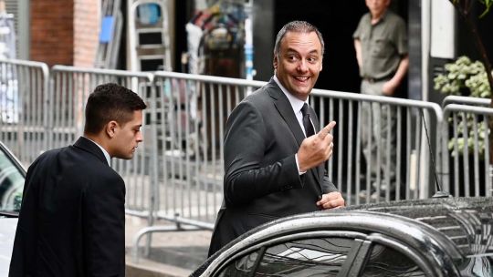 Cuatro choferes y 249 empleados: en qué gasta la Secretaría que dirige Manuel Adorni