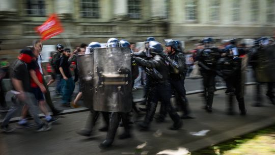 Fotogaleria Agentes de la policía antidisturbios de la CRS cargan para dispersar a los manifestantes durante una manifestación en Nantes, oeste de Francia