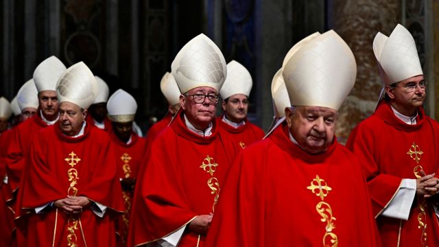 20250502 Cardenales asisten a la misa del Séptimo Novemdiale en la basílica de San Pedro, después del funeral del Papa y antes del cónclave, en el Vaticano, el 2 de mayo de 2025