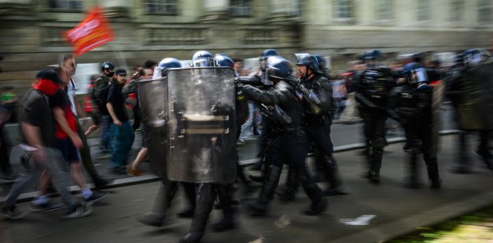 Agentes de la policía antidisturbios de la CRS cargan para dispersar a los manifestantes durante una manifestación en Nantes, oeste de Francia.