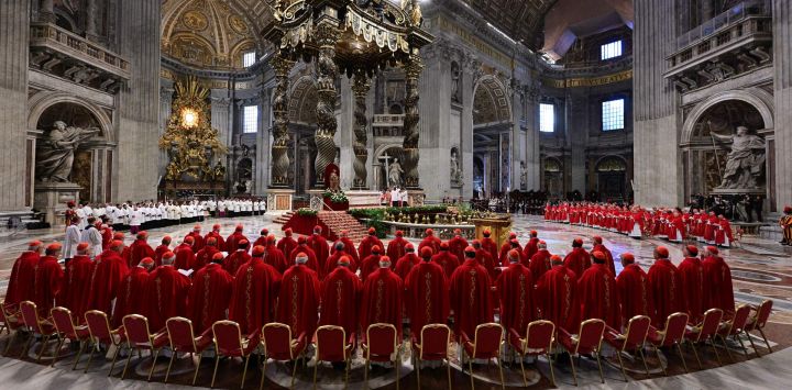 Cardenales asisten a una misa en la basílica de San Pedro en el Vaticano.