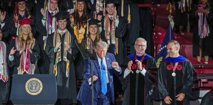 El presidente de Estados Unidos, Donald Trump, baila tras pronunciar el discurso de graduación en la Universidad de Alabama en Tuscaloosa, Alabama.