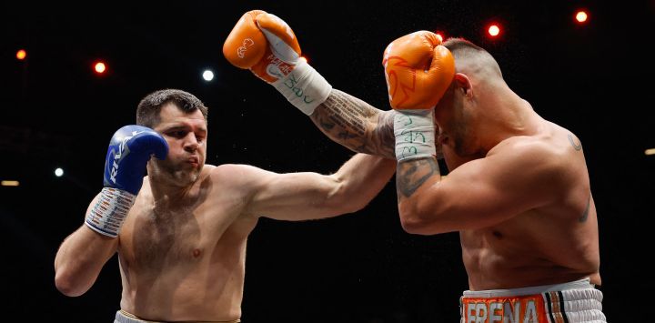 El ucraniano Serhiy Radchenko (izq.) le propinó un puñetazo al sudafricano Kevin Lerena (der.) durante su combate de peso puente del CMB en el SunBet Arena de Pretoria.