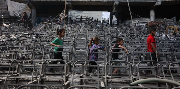 Niños palestinos desplazados juegan en un aula dañada en el campus de la Universidad Islámica de la Ciudad de Gaza.