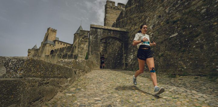 Un participante compite durante la primera edición del "Trail des Remparts" en los fosos y fortificaciones de la ciudad de Carcassonne, suroeste de Francia.