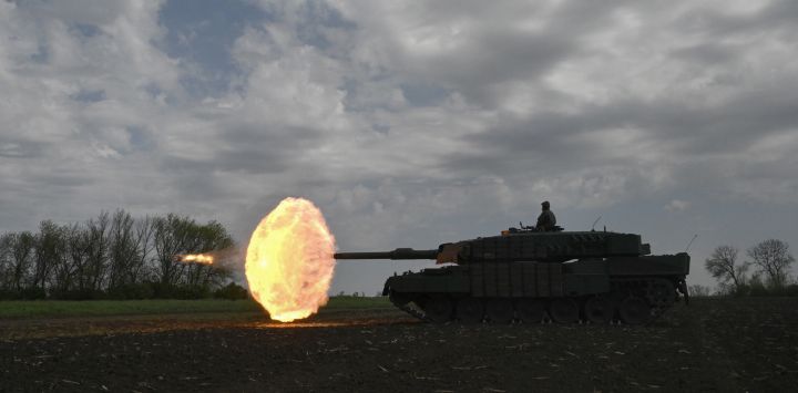 Una tripulación de un tanque ucraniano de la 33.ª Brigada Mecanizada Independiente dispara un proyectil desde un tanque Leopard 2A4 durante un ejercicio de entrenamiento de campo en un lugar no revelado de Ucrania, durante la invasión rusa de Ucrania.