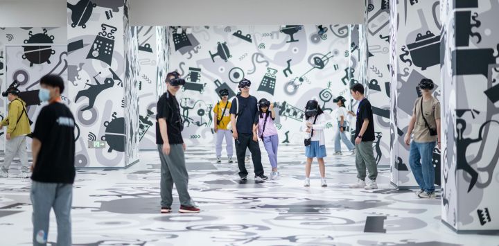 Visitantes participan en la experiencia de realidad virtual de artefactos digitales "Odisea de la Era del Bronce", en Wuhan, en la provincia de Hubei, en el centro de China.