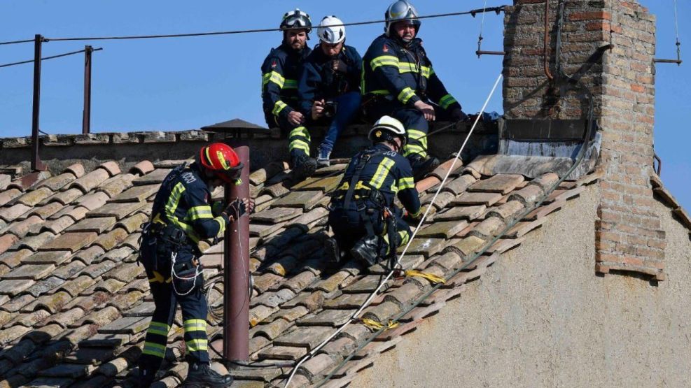Instalan la chimenea en el Vaticano para la realización del Cónclave