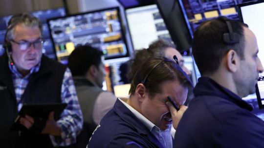 Bonos y acciones caen hasta 9% en Wall Street y el riesgo país vuelve a trepar
