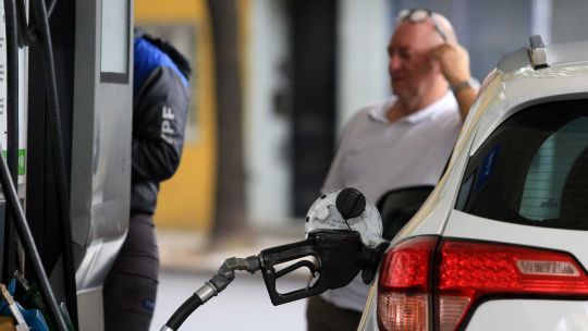 Estrategia nocturna: YPF ofrece tarifas más económicas de 0 a 6 y lanza carga sin operador