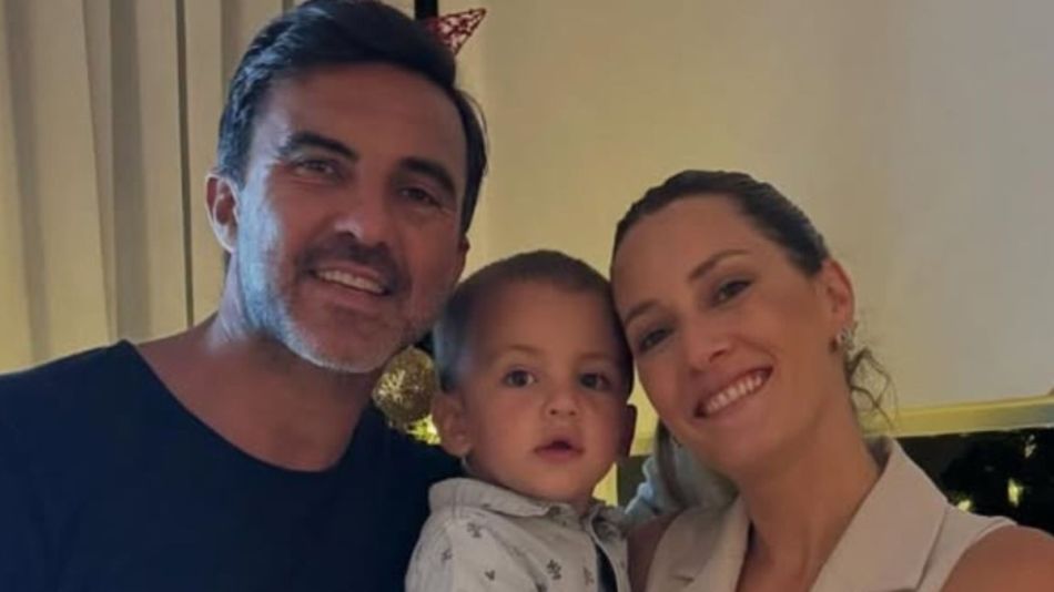 Mica Viciconte junto a Fabián Cubero y su hijo, Luca