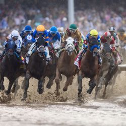 Caballos corriendo por la pista durante la 151.ª edición del Derby de Kentucky en Churchill Downs en Louisville, Kentucky. | Foto:LEANDRO LOZADA / AFP