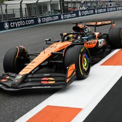 El piloto australiano de McLaren, Oscar Piastri, compite durante el Gran Premio de Fórmula Uno de Miami 2025 en el Autódromo Internacional de Miami en Miami Gardens, Florida. | Foto:Chandan Khanna / AFP