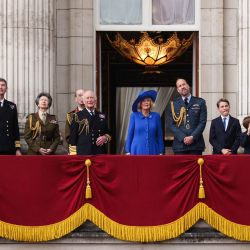 La duquesa de Edimburgo, Sofía de Gran Bretaña; el duque de Edimburgo, Eduardo de Gran Bretaña; el vicealmirante Timothy Laurence; la princesa Ana de Gran Bretaña; el duque de Kent, Eduardo de Gran Bretaña; el rey Carlos III de Gran Bretaña; la reina Camila de Gran Bretaña; el príncipe Guillermo de Gales de Gran Bretaña; el príncipe Jorge de Gales de Gran Bretaña; el príncipe Luis de Gales de Gran Bretaña; la princesa Catalina de Gales de Gran Bretaña; y la princesa Carlota de Gales de Gran Bretaña observan el vuelo de los Red Arrows desde el balcón del Palacio de Buckingham tras asistir a la procesión de las fuerzas armadas el 5 de mayo de 2025 para celebrar el 80.º aniversario del Día de la Victoria en Europa, que marcó el fin de la Segunda Guerra Mundial en Europa. | Foto:Adrian Dennis / AFP