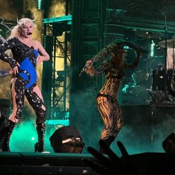 La estrella del pop estadounidense Lady Gaga se presenta durante su concierto en la playa de Copacabana en Río de Janeiro, Brasil. | Foto:STRINGER / AFP