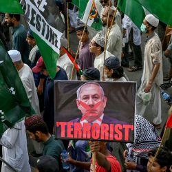 Musulmanes sunitas con banderas palestinas marchan para mostrar su solidaridad con los palestinos durante una manifestación de protesta antiisraelí en Karachi, en medio de la guerra en curso entre Israel y el grupo militante Hamás. | Foto:Asif Hassan / AFP