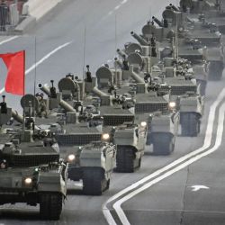 Tanques rusos T-90M recorren el centro de Moscú durante un ensayo para el desfile del Día de la Victoria, donde Rusia celebrará el 80.º aniversario de la derrota de la Alemania nazi en 1945. | Foto:Alexander Nemenov / AFP
