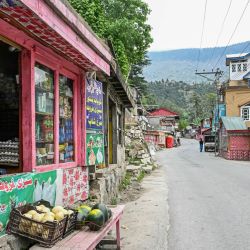 Un vendedor espera a sus clientes en una calle desierta de la aldea de Keran, en la Línea de Control (LC), en el valle de Neelum, distrito de Cachemira administrado por Pakistán. | Foto:Farooq Naeem / AFP
