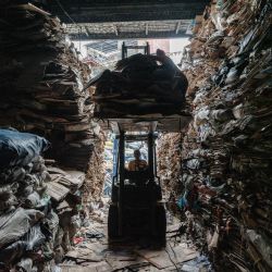 Una carretilla elevadora transporta cartón recogido a un almacén para el reciclaje de papel en Yakarta, Indonesia. | Foto:Yasuyoshi Chiba / AFP