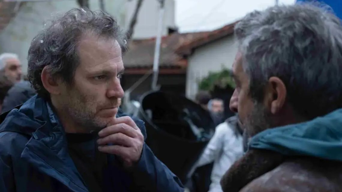 Bruno Stagnaro with Ricardo Darín during the filming of 'El Eternauta'.