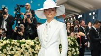 Zendaya impacta en la Met Gala con traje total white de Louis Vuitton