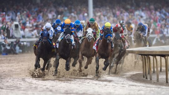 Fotogaleria Caballos corriendo por la pista durante la 151.ª edición del Derby de Kentucky en Churchill Downs en Louisville, Kentucky