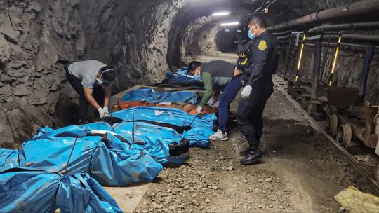 Hallaron muertos a 13 trabajadores que habían sido secuestrados en una mina de oro en Perú 20250504