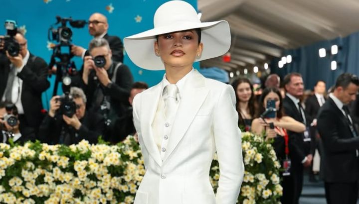 Zendaya impacta en la Met Gala con traje total white de Louis Vuitton
