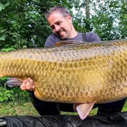 Aunque existen registros no oficiales de carpas comunes de más de 40 kilos, como una presunta captura de 45,5 kg en Meurthe-et-Moselle en 2013, este caso destaca por haber sido homologado y la especie específica, lo que le otorga una relevancia especial en el ámbito de los récords deportivos.