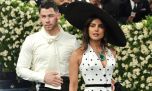 Priyanka Chopra y Nick Jonas caminan de la mano en la alfombra de la Met Gala
