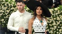 Priyanka Chopra y Nick Jonas caminan de la mano en la alfombra de la Met Gala