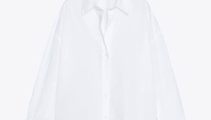La prenda más versátil e infalible es la camisa blanca, y de la mano de la firma española, estas ideas de look te sacarán de muchos apuros.
