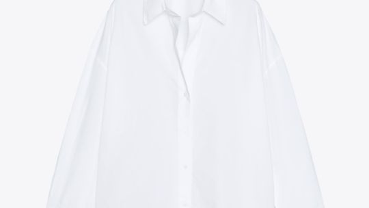 La camisa blanca nunca pasa de moda: Diseños perfectos de Zara para este invierno