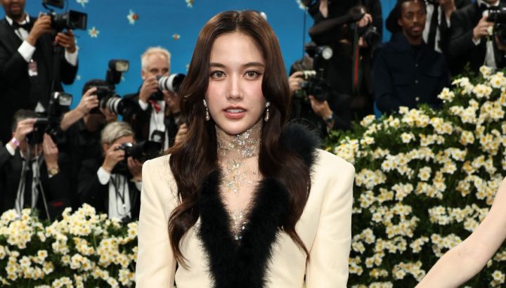 La actriz Freen Sarocha brilló en su debut en la MET Gala 2025