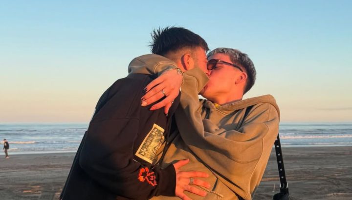 Juan Otero, el hijo de Florencia Peña, presentó a su novio con románticas fotos