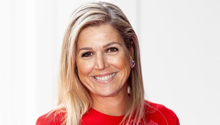 Máxima Zorreguieta y un look total red con mangas XXL, con el que marcó la tendencia de la temporada