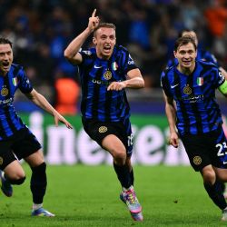El centrocampista italiano del Inter de Milán, Davide Frattesi, celebra el cuarto gol de su equipo durante el partido de vuelta de las semifinales de la UEFA Champions League entre el Inter de Milán y el FC Barcelona en el estadio San Siro de Milán. | Foto:MARCO BERTORELLO / AFP