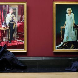 El rey Carlos III de Gran Bretaña y la reina Camila de Gran Bretaña revelan sus retratos oficiales de coronación durante una visita a la Galería Nacional, en el centro de Londres. | Foto:Chris Jackson / POOL / AFP