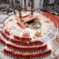 Esta foto, tomada y distribuida por The Vatican Media, muestra a los cardenales durante la santa misa para la Elección del Romano Pontífice, antes del inicio del cónclave, en la Basílica de San Pedro del Vaticano. | Foto:Handout / VATICAN MEDIA / AFP