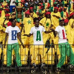 Los aficionados del ASC Ville de Dakar bailan durante la final de la Basketball Africa League (BAL) de la Conferencia del Sahara contra la Union Sportive Monastirienne en el Dakar Arena de Diamniadio. | Foto:Patrick Meinhardt / AFP