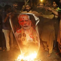 Los manifestantes queman una pancarta con la imagen del primer ministro de la India, Narendra Modi, durante una protesta contra la India en Hyderabad, provincia de Sindh. India disparó misiles contra territorio paquistaní, matando al menos a tres personas, según Pakistán, que dijo que había comenzado a tomar represalias en una importante escalada de tensiones entre los rivales con armas nucleares. | Foto:Husnain Ali / AFP