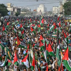 Musulmanes sunitas con banderas palestinas marchan para mostrar su solidaridad con los palestinos durante una manifestación de protesta antiisraelí en Karachi, en medio de la guerra en curso entre Israel y el grupo militante Hamás. | Foto:Asif Hassan / AFP